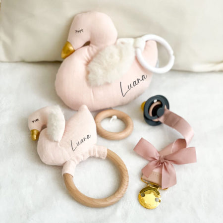 Set zur Geburt für Mädchen: Schnullerband, Spieluhr & Rassel Schwan, rosa