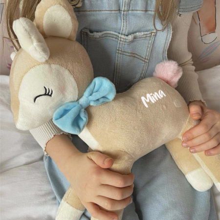 Metoodolls Reh Kuscheltier mit blauer Schleife