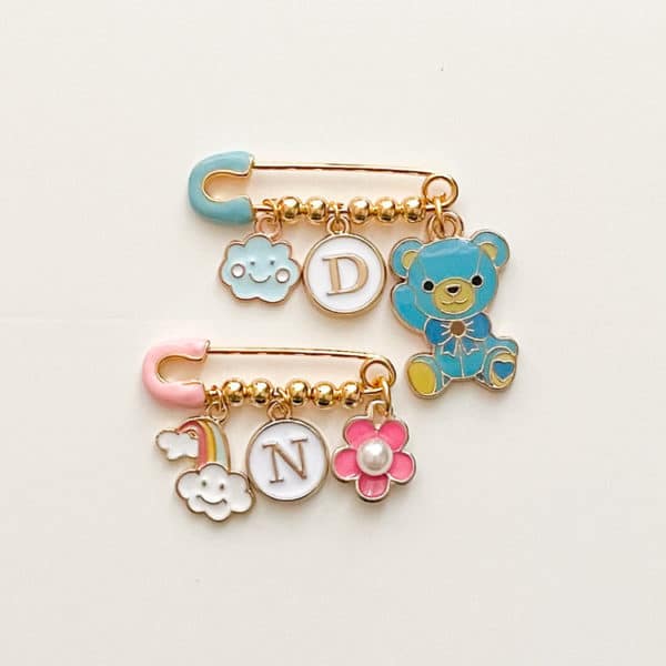 rosa und hellblaue Nadel mit 3 Charms, gold