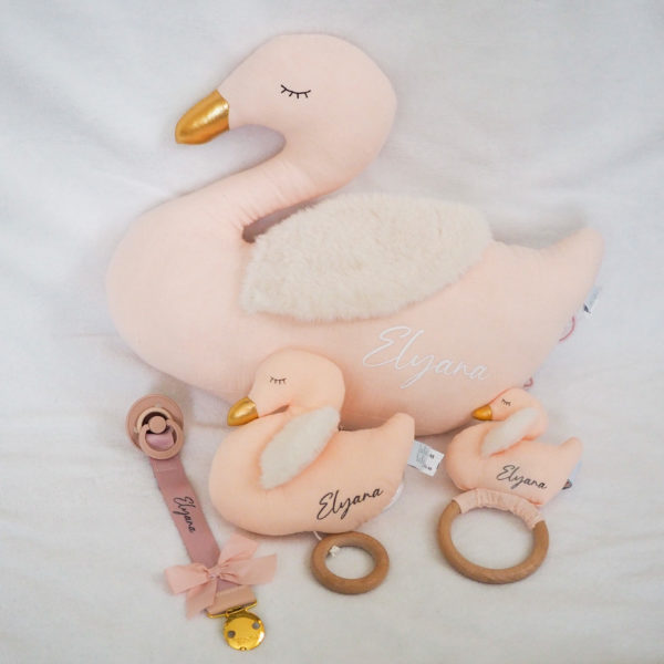 Set zur Geburt für Mädchen: Schnullerband, Kissen, Spieluhr & Rassel Schwan, rosa