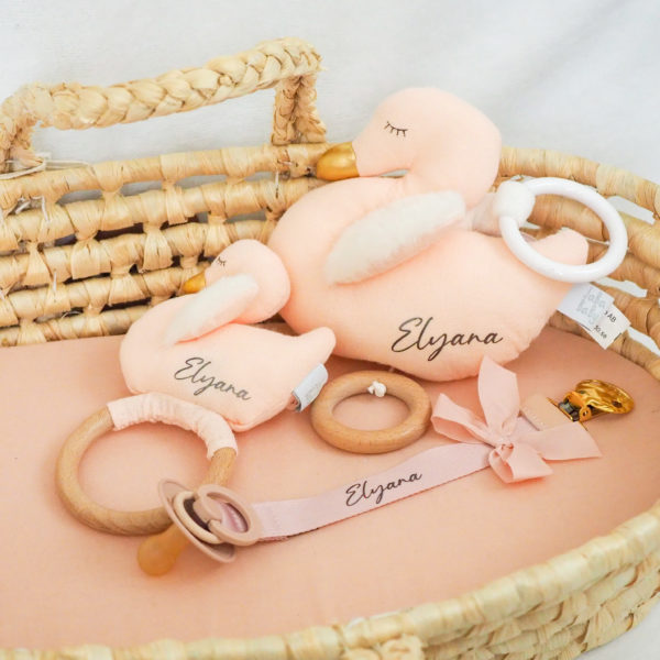 Set zur Geburt für Mädchen: Schnullerband, Spieluhr & Rassel Schwan, rosa
