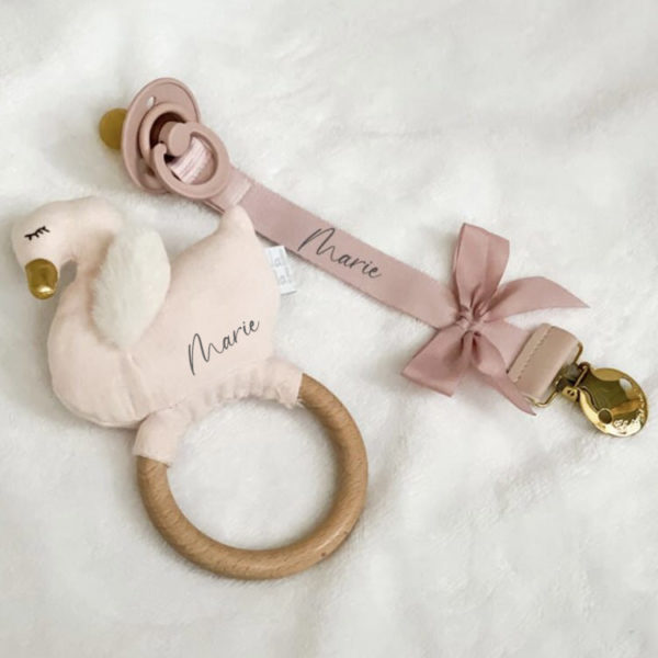 Set zur Geburt für Mädchen: Schnullerband & Rassel Schwan, rosa