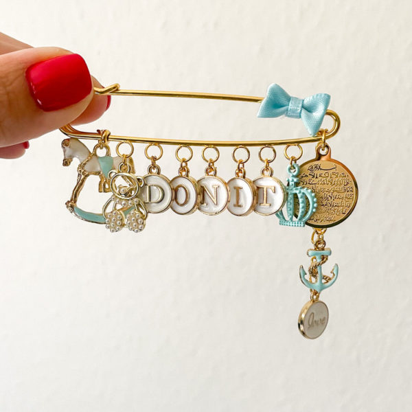 Anstecknadel gold mit 11 charms