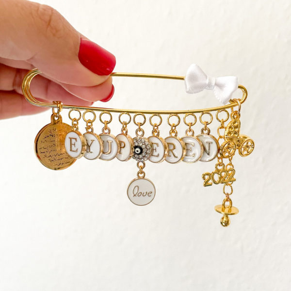 Anstecknadel gold mit 14 charms