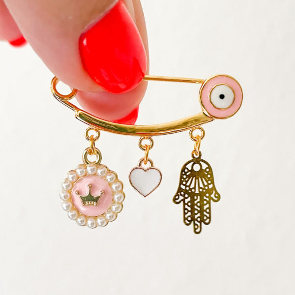 rosa Nadel mit Auge und 3 Charms, gold