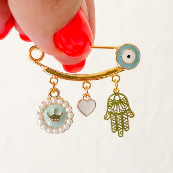 hellblaue Nadel mit Auge und 3 Charms, gold