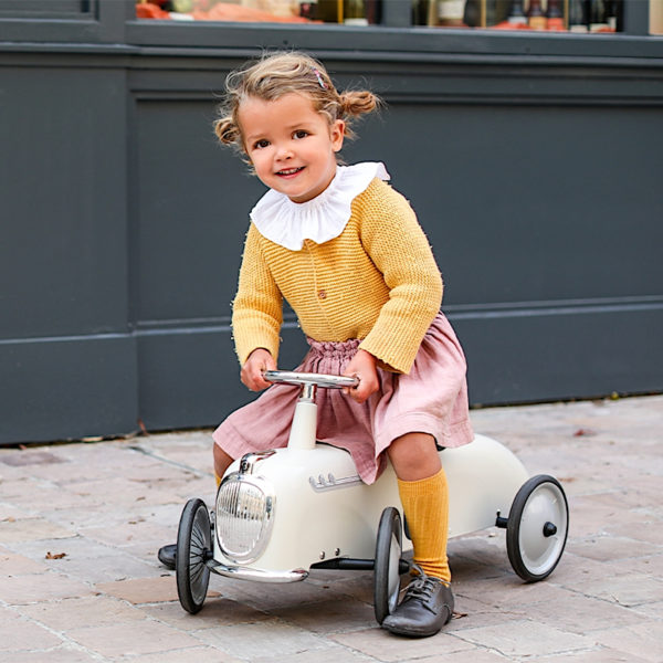 Mädchen auf Baghera Rutschauto Ivory White